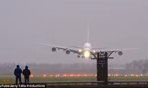 Xem siêu máy bay A380 hạ cánh kiểu "cua bò"