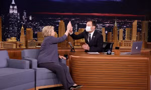 Bị trêu trên sóng truyền hình, bà Clinton cười phớ lớ