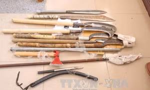 Bắt xe ô tô chở thuốc lá lậu, giấu nhiều hung khí