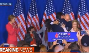 Ứng viên Ted Cruz rút khỏi cuộc đua bằng màn “đánh vợ” 