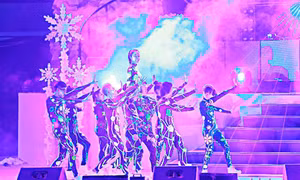 Sao Việt thích thú với nghệ thuật body painting ánh sáng 