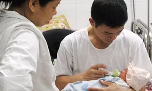 Điều kiện chồng được hưởng trợ cấp khi vợ sinh con