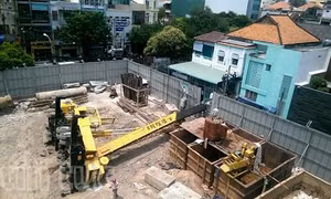 Cần cẩu chục tấn sập đè trường mầm non