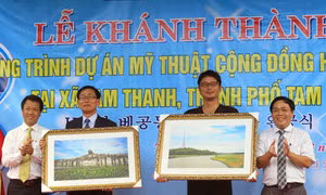 Mang bích họa tới làm đẹp làng biển Trung Thanh
