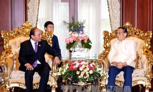 Thủ tướng Nguyễn Xuân Phúc gặp các đồng chí nguyên lãnh đạo Lào 