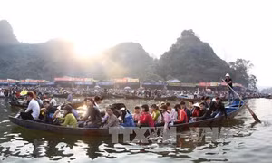 Tạm giữ phương tiện chèo kéo khách tại chùa Hương
