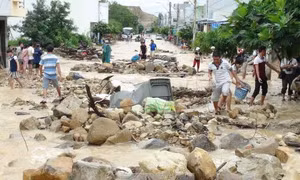 Khắc phục sự cố vỡ kênh thoát lũ Đường Đệ ở Nha Trang