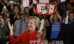 Bà Clinton chính thức giành chiến thắng "sít sao" tại Iowa