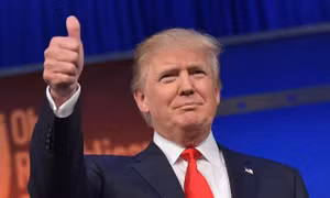 Ông Trump đạp đổ mọi dự đoán, chạm một tay vào chiến thắng