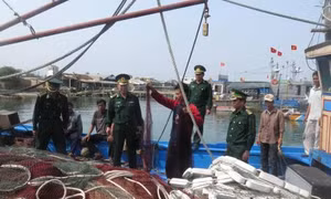Thăm hỏi ngư dân tàu cá bị tàu hải cảnh Trung Quốc tấn công