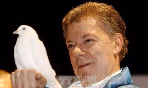 Tổng thống Colombia tặng tiền thưởng Nobel cho nạn nhân xung đột