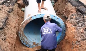 Khắc phục sự cố vỡ ống nước trên đường Lê Lợi, TP.HCM