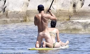 Orlando Bloom khỏa thân hoàn toàn, tình tứ bên Katy Perry