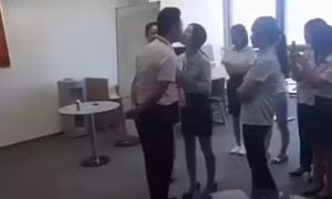 Choáng với ông chủ Trung Quốc bắt nữ nhân viên hôn mình mỗi sáng