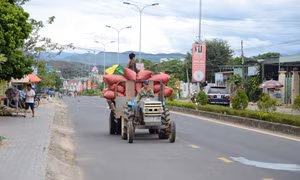 Kon Tum: Khó kiểm soát xe công nông, xe máy kéo