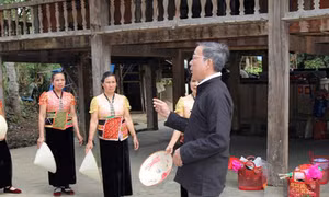 Nghệ nhân truyền dạy múa, xòe Thái