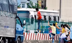 Nguy hiểm rình rập khi leo qua dải phân cách 