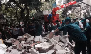 Đã cứu được 5 người mắc kẹt trong căn nhà sập ở Cửa Bắc