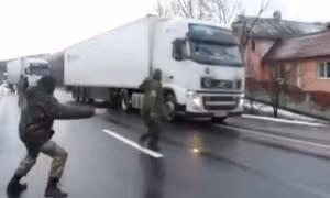 Các nhà hoạt động Ukraine chặn xe tải Nga 