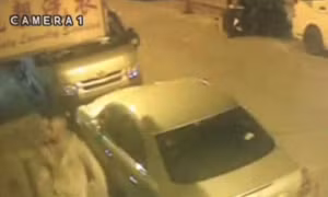 Say rượu "đổ bộ" từ tầng 3 xuống nóc Mercedes