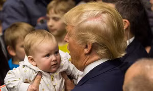 Ông Trump đuổi một em bé vì khóc to