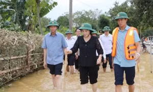 Chủ tịch Quốc hội động viên nhân dân vùng rốn lũ Hà Tĩnh