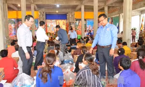 Việt kiều nghèo ở Siem Reap phấn khởi nhận quà của Thủ tướng 