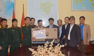 Tuổi trẻ Thanh Hóa thăm, tặng quà Bộ đội Đảo Mê