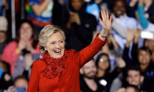 Giữa lùm xùm với FBI, bà Clinton bất ngờ được báo Anh ủng hộ