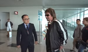 Danh ca Chris Noman đã đến Việt Nam