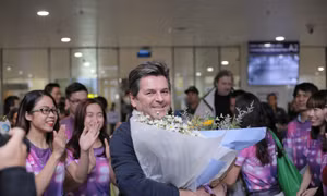 Thomas Anders hạnh phúc nhận hoa cúc họa mi