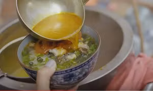 Hết bún chả, bún ốc Việt Nam lại lên sóng truyền hình Mỹ