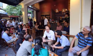 Hoàng tử William thích thú uống cà phê vỉa hè Hà Nội