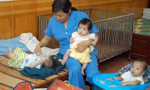 Nguy cơ trẻ sơ sinh tử vong do chậm được bú sữa mẹ sau