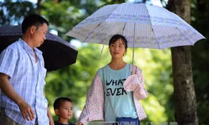 Miền Bắc mát mẻ, miền Nam mưa dông