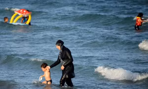 Bộ trưởng Nội vụ Pháp phản đối luật cấm burkini Hồi giáo