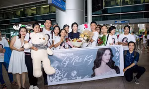 Lý Nhã Kỳ xinh đẹp trong vòng vây fans ở sân bay