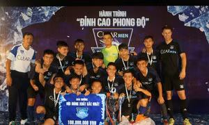 Cầu thủ nghiệp dư Việt Nam xuất sắc đánh bại đội của Dwight Yorke