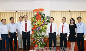 Đồng chí Nguyễn Thiện Nhân thăm, chúc mừng Thông tấn xã Việt Nam