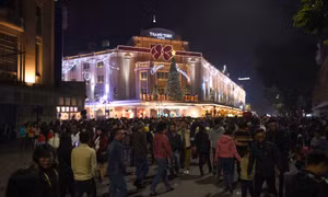 Người dân Thủ đô đổ ra đường đón năm mới