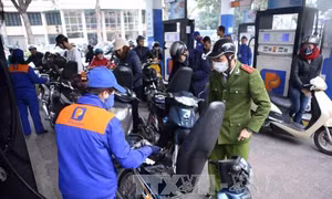 Giá xăng tăng nhẹ hơn 200 đồng/lít