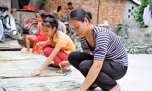 Về thăm Yên Lạc để chằm áo tơi