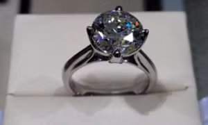 Nữ tỷ phú bị đánh cắp đồ trang sức trị giá hơn 200.000 USD