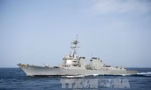 Mỹ rầm rộ không kích Yemen trả đũa Houthi tấn công tàu khu trục