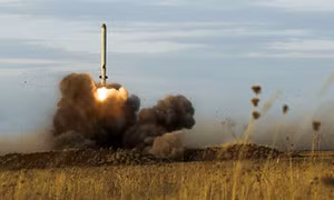 Pháo phản lực HIMARS Mỹ "khóc ròng" trước Iskander Nga