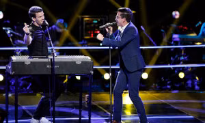 Huấn luyện viên "The Voice" Mỹ rớt nước mắt ở vòng Đối đầu