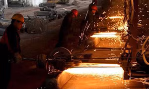 Sản lượng công nghiệp của Trung Quốc tăng thấp nhất trong 8 năm