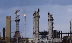 Giá dầu thế giới tăng gần 10% sau thỏa thuận lịch sử của OPEC