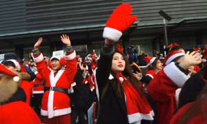 Mặc đồ Noel biểu tình đòi Tổng thống Hàn Quốc từ chức 