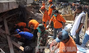 Hàng nghìn binh sĩ Indonesia cứu hộ động đất
